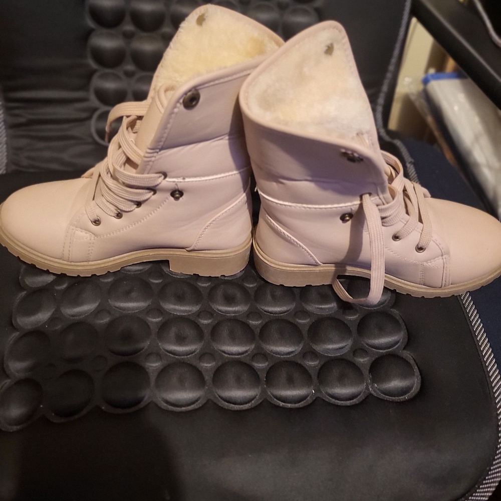 Shoe's - Picture 2 of 2